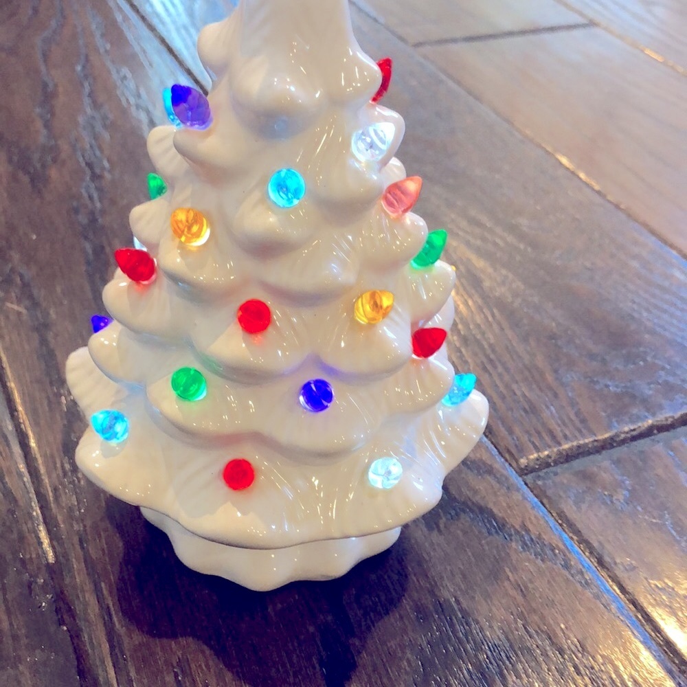 Small ceramic white Christmas tree that lights up - Picture 4 of 7